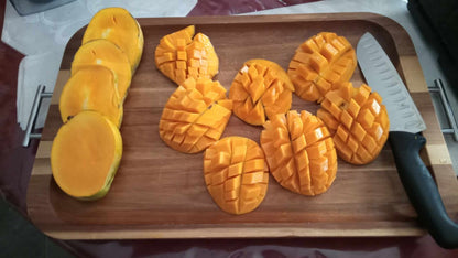 One way to cut up ripe mangoes to eat out of hand